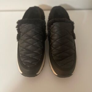 BARETRAPS GEMMA Black Quilted Slip On Clogs, Size 9. In perfect Condition!